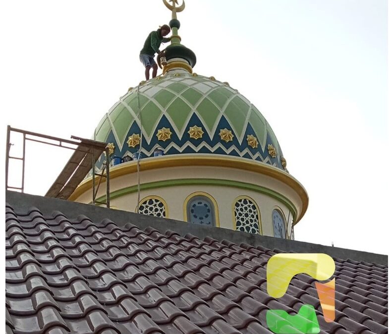 Pemasangan Kubah GRC Masjid Al-Amin Madiun Dibantu Alat Berat Eskavator